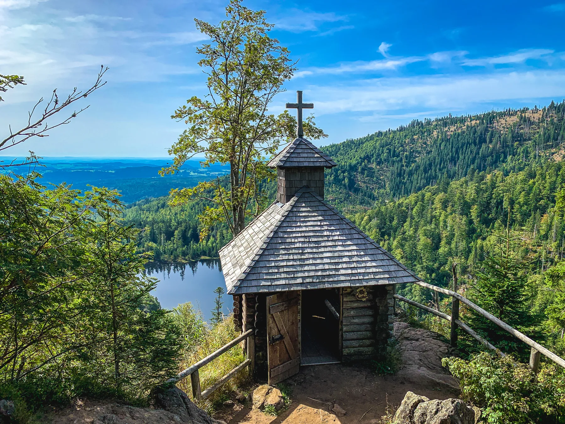 Kapelle über einem Bergsee im Bayerischen Wald